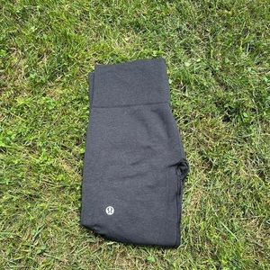 Black Lululemon Capri Scrunchy side Leggings size 6